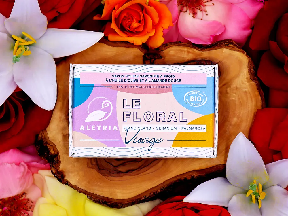 Un savon solide Le Floral entrouvert de fleurs rouges et blanches