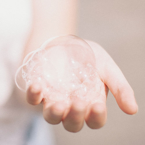 Une main avec des bulles de savon