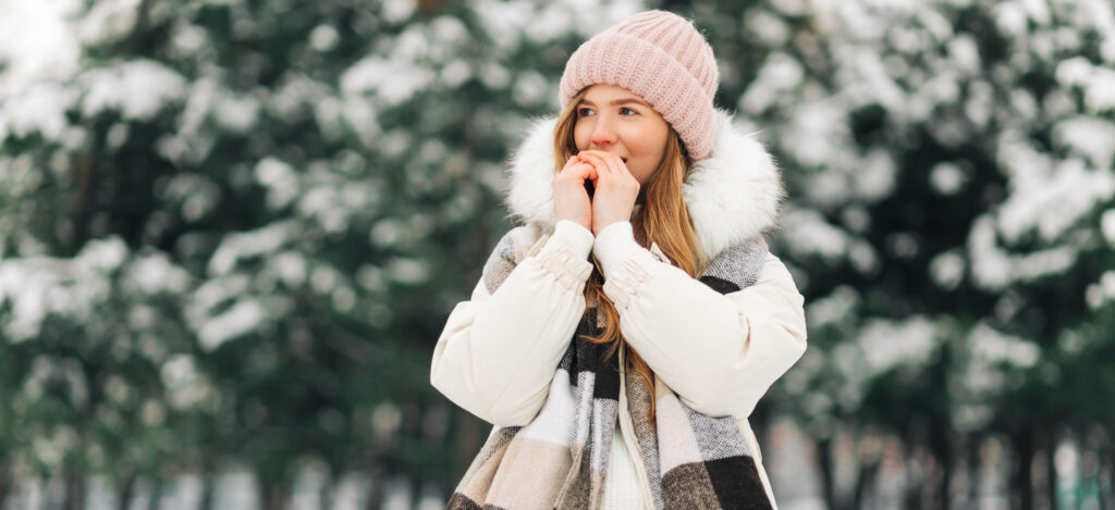 Le froid, le vent, l’humidité, les UV agressifs, le frottement des vêtements ou encore le chauffage sont tous des agressions pour notre peau en hiver