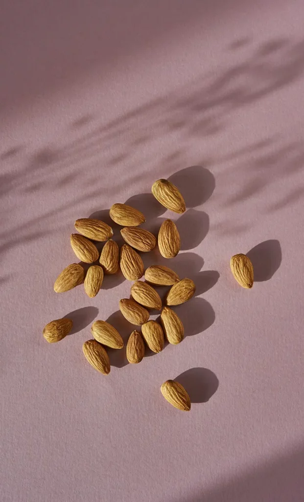 Des amandes fraiches, décortiqués, posées sur une surface plane, avant leur transformation en huile amande douce