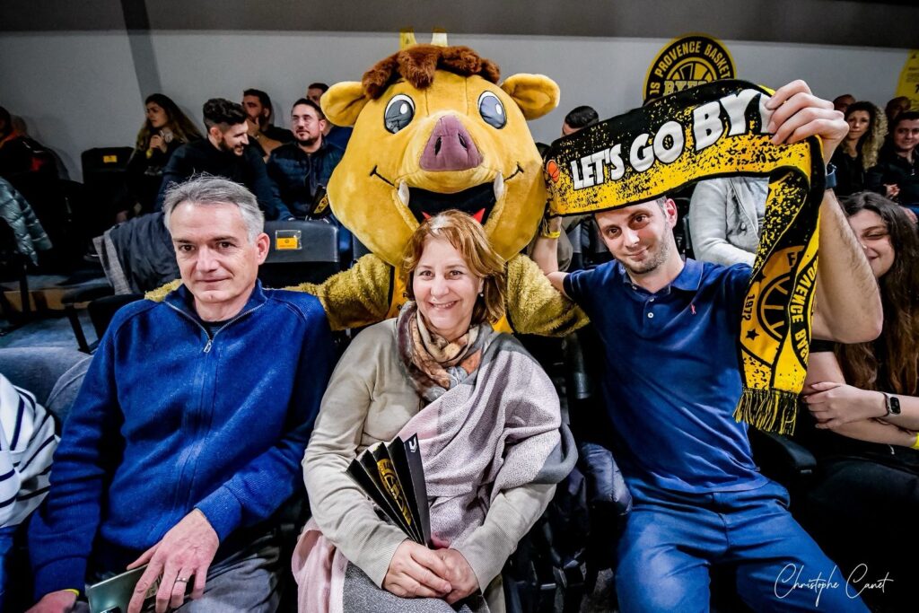 L'équipe d'Aleyria Cosmétiques avec la mascotte du club de Fos Provence Basket