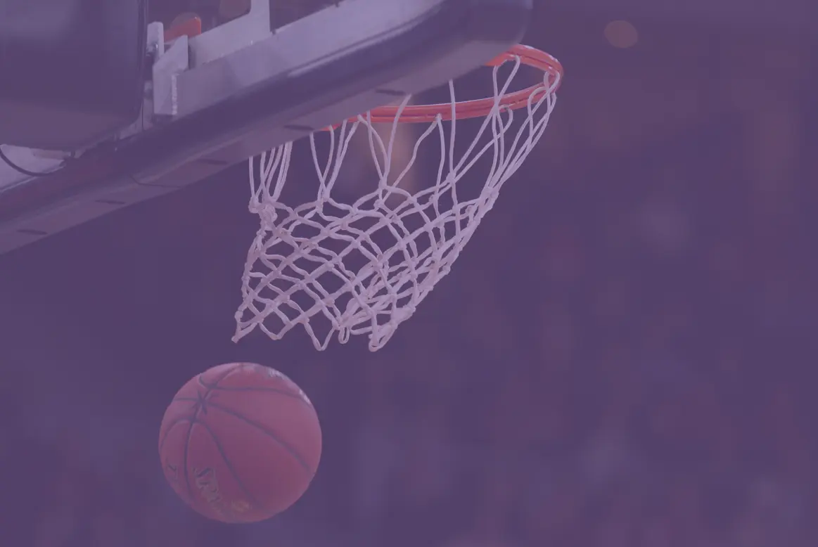 Un ballon de basket de Fos traversant un panier