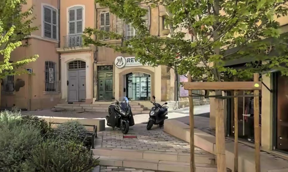 La façade de notre boutique à Aix-en-Provence, vue depuis la Rue Thiers.