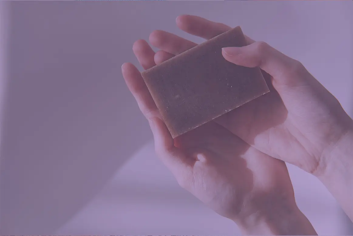 Un savon surgras dans des mains